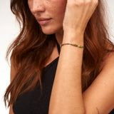 Mantra Harmony Deluxe – Luxuriöses Kristallarmband stilvoll am Handgelenk getragen.