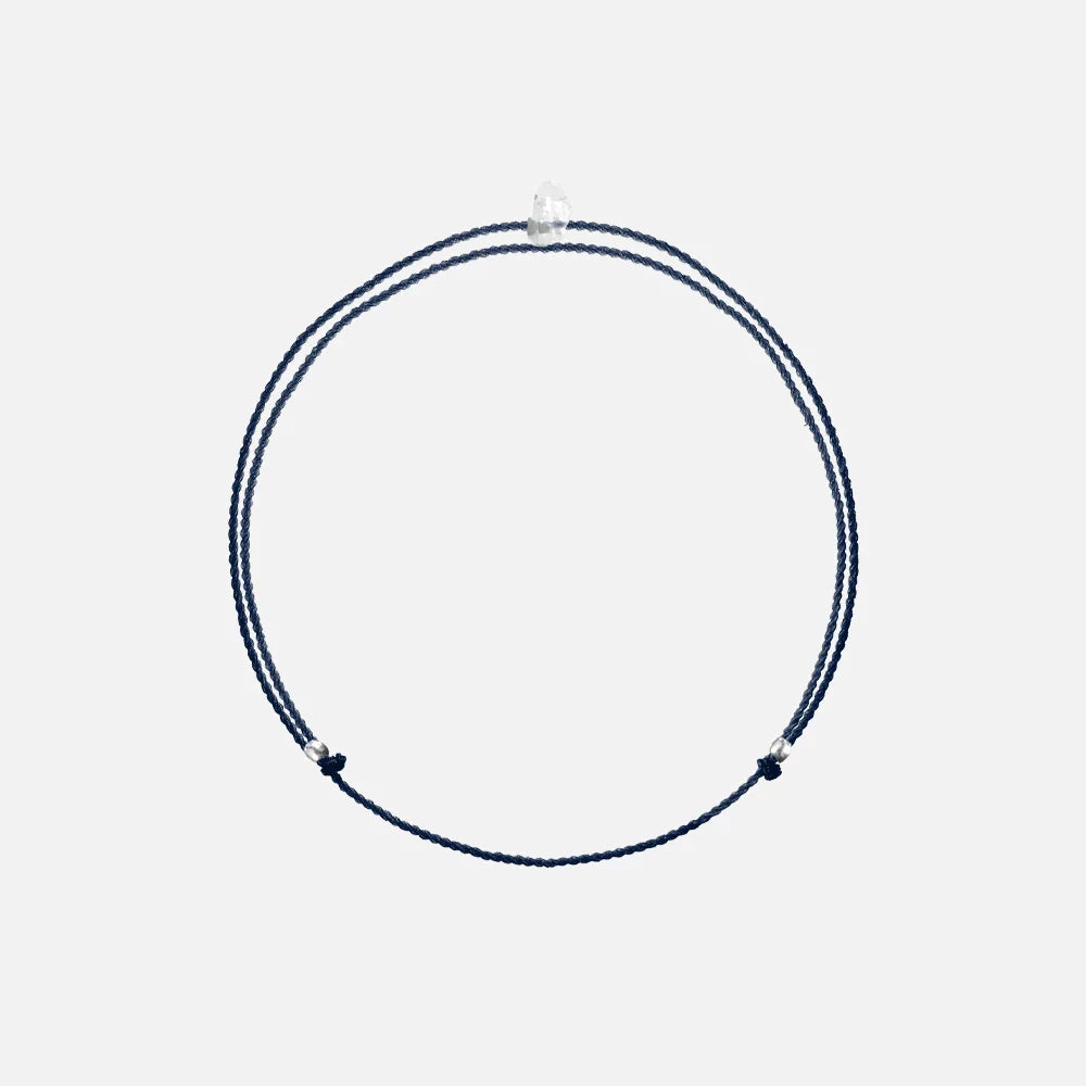 Wunsch Kristall Armband BALANCE BLUE – Elegantes Kristallarmband mit beruhigendem blauen Stein auf weißem Hintergrund.