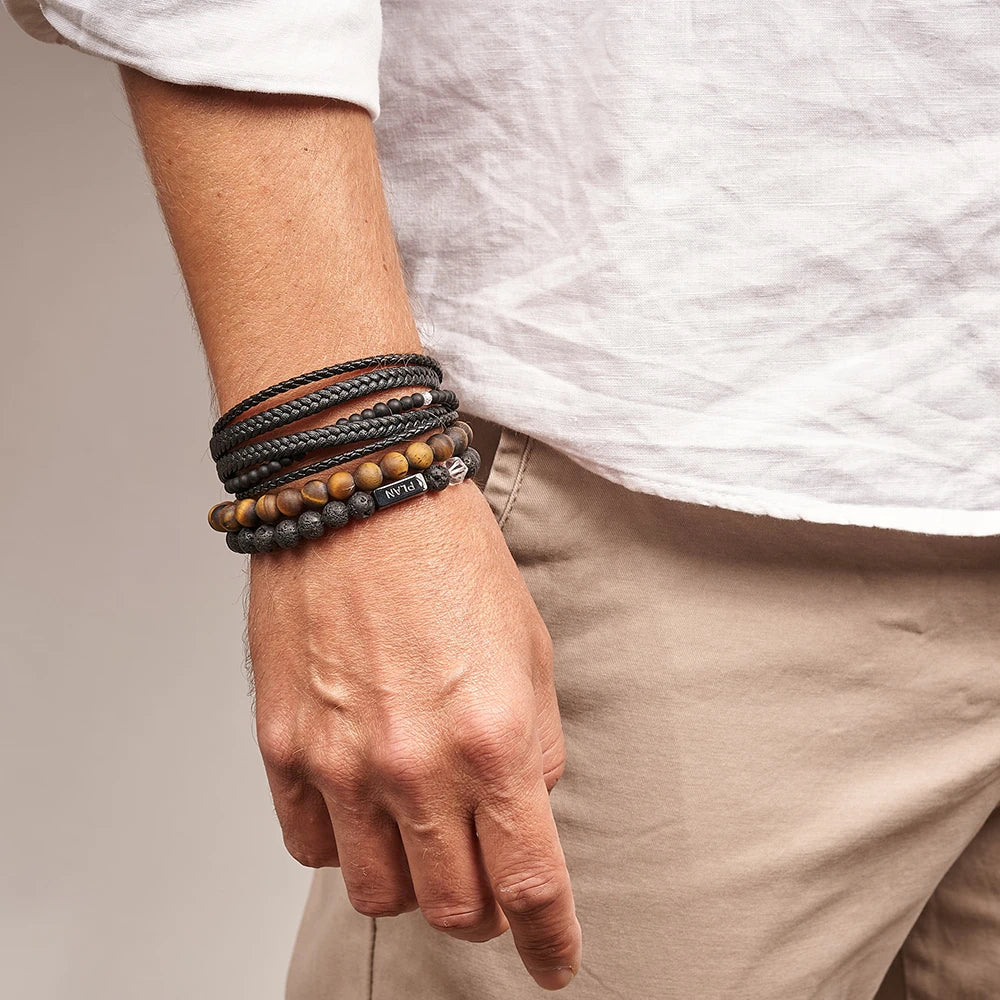 LAVA STONE - Männer Armband getragen am Handgelenk, stilvoll präsentiert am ganzen Körper.