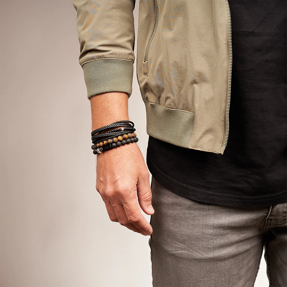 LAVA STONE - Männer Armband getragen am Handgelenk, stilvoll präsentiert am ganzen Körper.