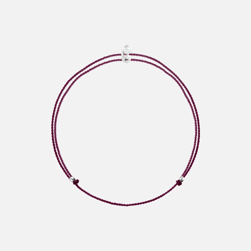 Steinbock Sternzeichen Armband auf weißem Hintergrund – Elegantes Kristallarmband für Damen und Herren.