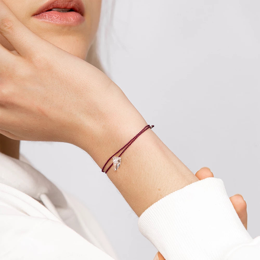 Steinbock Sternzeichen Armband am Handgelenk, getragen nahe am Körper – Edles Accessoire mit tiefem astrologischen Bezug.