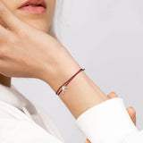 Steinbock Sternzeichen Armband am Handgelenk, getragen nahe am Körper – Edles Accessoire mit tiefem astrologischen Bezug.