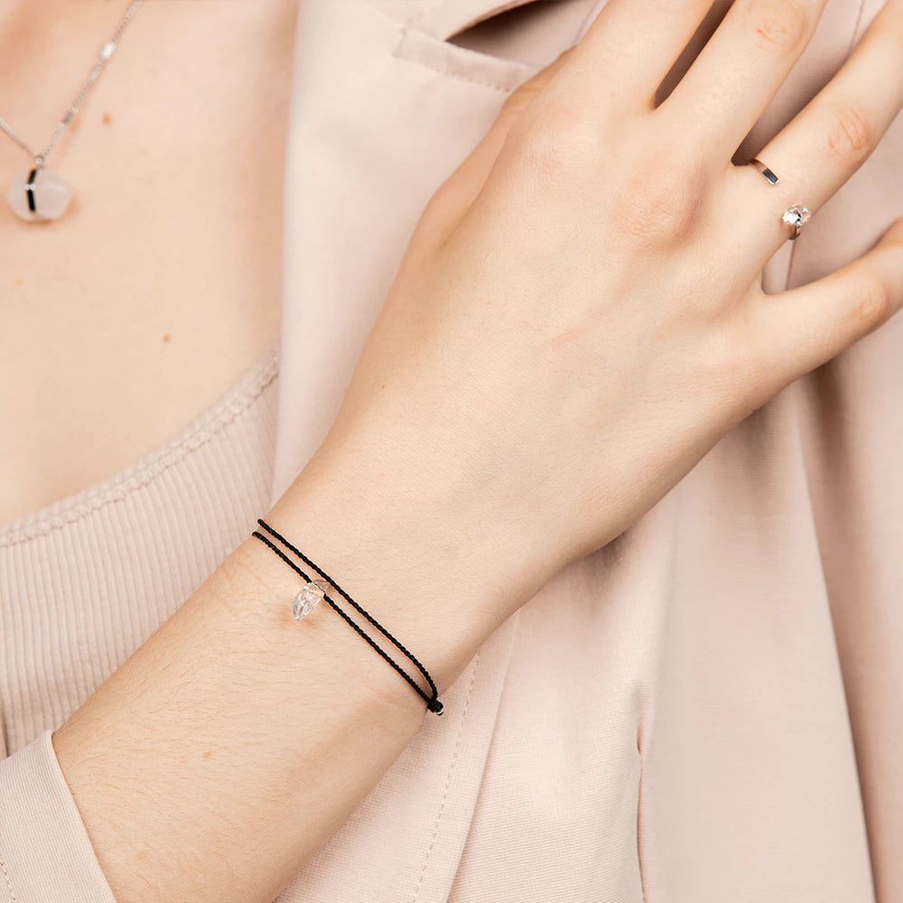 Wunsch Kristall Armband mit Silberperlen – stilvoll am Handgelenk getragen.