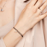 Wunsch Kristall Armband mit Silberperlen – stilvoll am Handgelenk getragen.