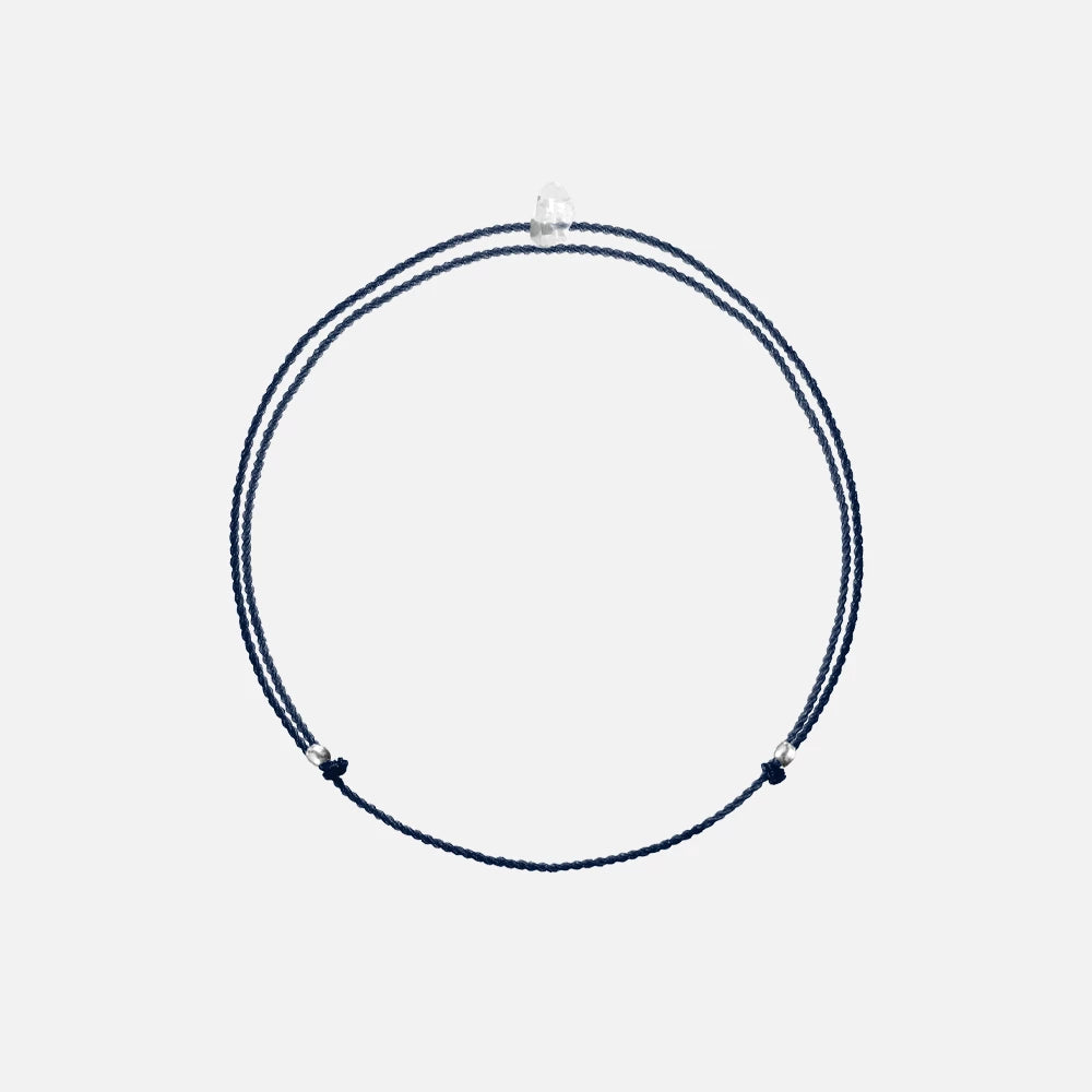 Wunsch Kristall Armband mit Silberperlen auf weißem Hintergrund – eleganter und stilvoller Armschmuck für Damen.