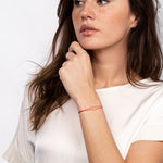 Modell trägt das Wunsch Kristall Armband mit Silberperlen – stilvolles Accessoire für den täglichen Look