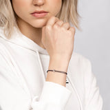 Wunsch Kristall Armband mit Silberperlen – elegantes Design, getragen in einer natürlichen Körperhaltung