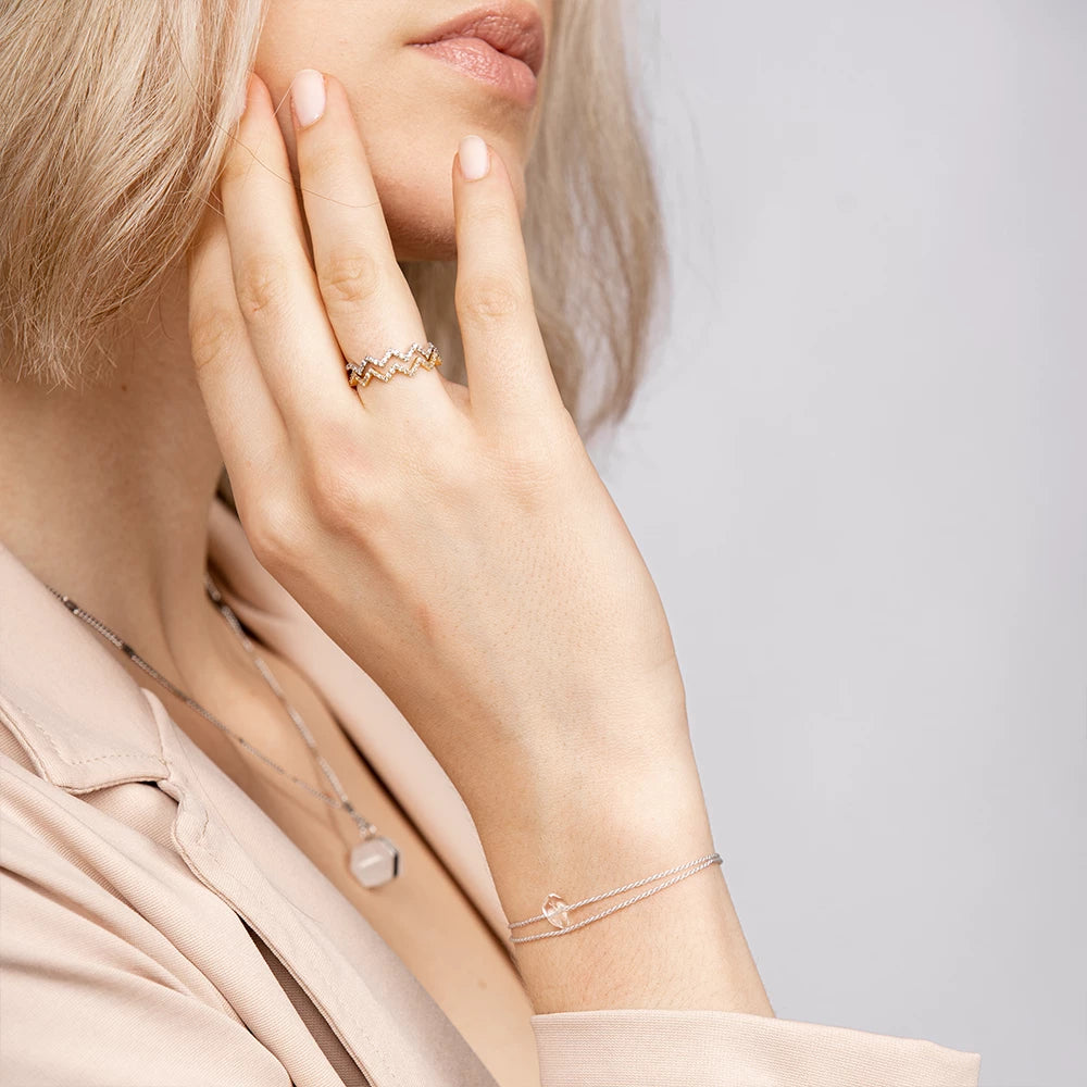 Modell trägt das Wunsch Kristall Armband mit Silberperlen – stilvolles Accessoire für den täglichen Look.