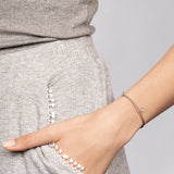 Wunsch Kristall Armband mit Silberperlen – elegantes Design, getragen in einer natürlichen Körperhaltung.