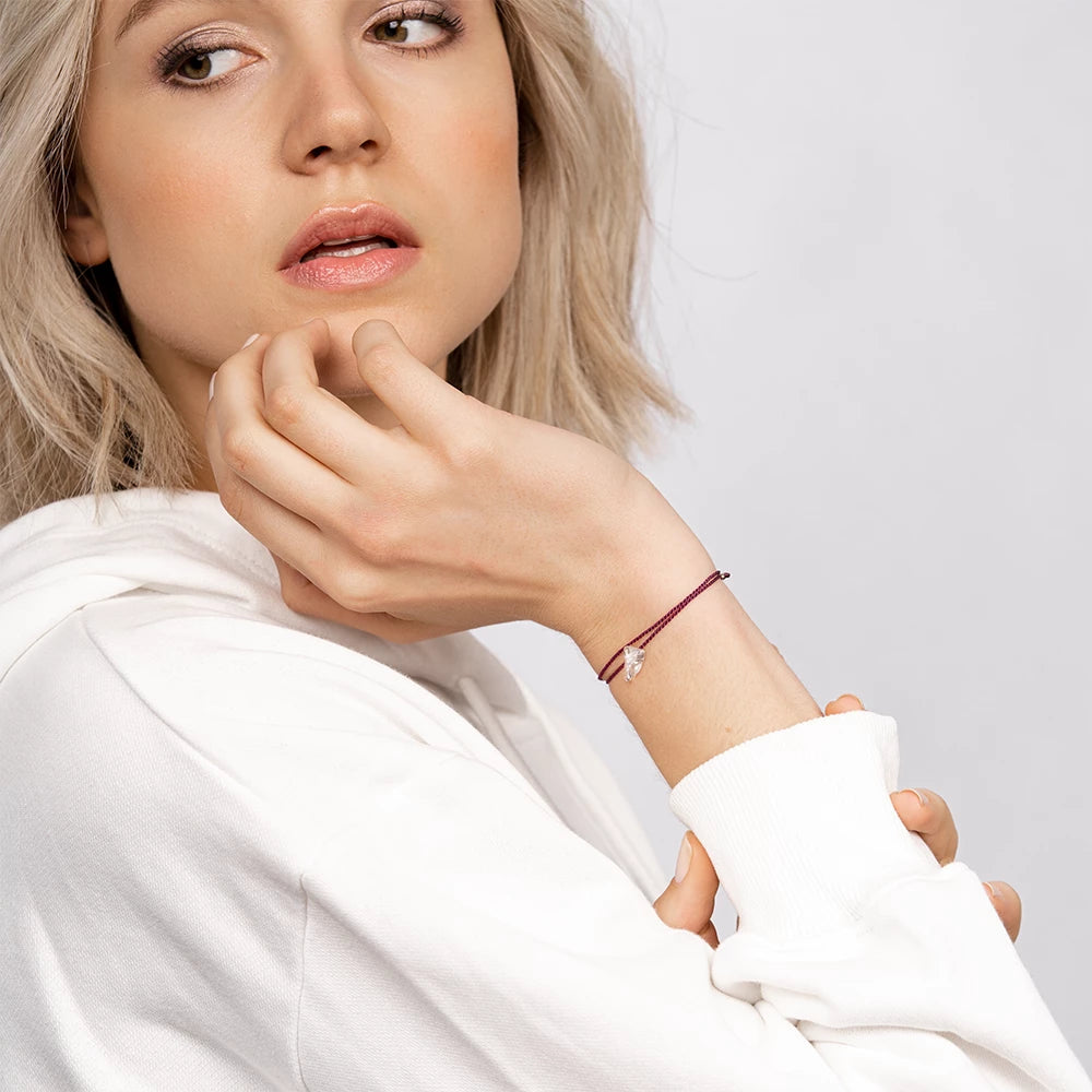 Steinbock Sternzeichen Armband getragen am Handgelenk – Stilvolles astrologisches Armband für den Alltag.