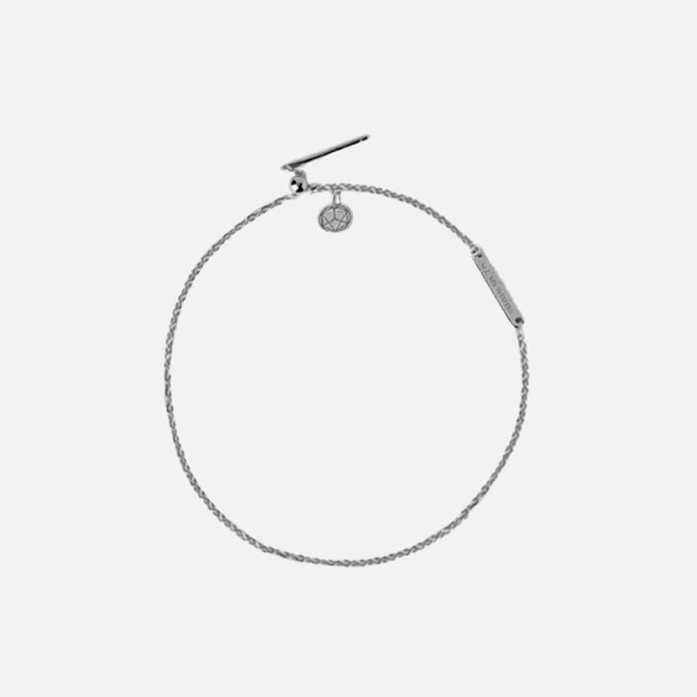 Believe & Trust Armband auf weißem Hintergrund – Elegantes Kristallarmband für Damen.
