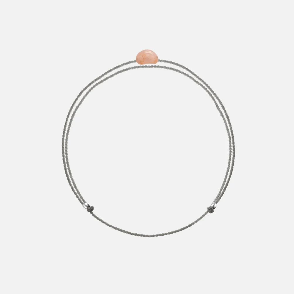 Fisch - Sternzeichen Armband 2023 – Elegantes Armband mit Fisch-Sternzeichen auf weißem Hintergrund.
