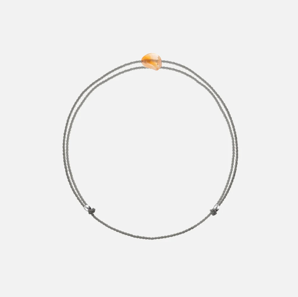 Jungfrau Sternzeichen Armband 2023 – Elegantes Armband mit Sternzeichen-Anhänger auf weißem Hintergrund