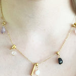 Believe & Trust Halskette aus Kristall auf weißem Hintergrund
