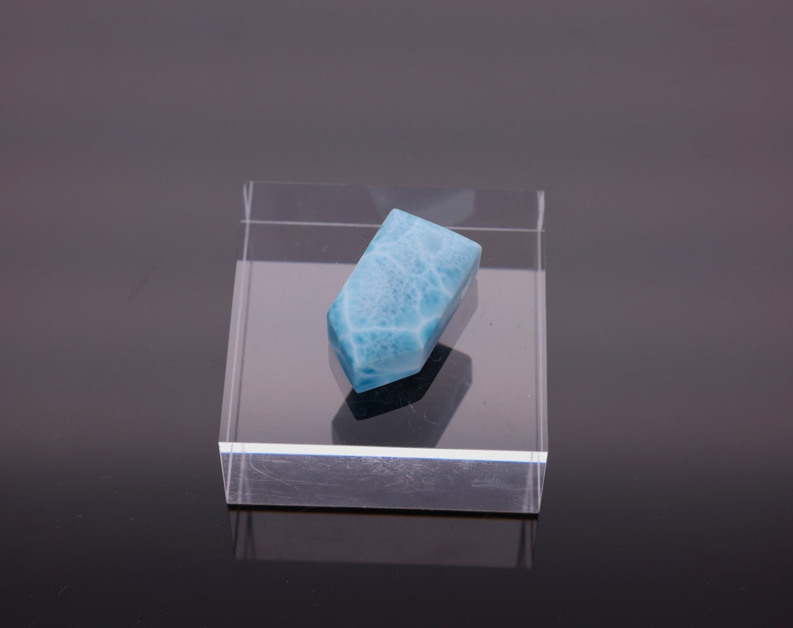 Larimar Schmuckstück | polierter Naturstein mit Bohrung für Kettenanhänger | aus der Dominikanischen Republik