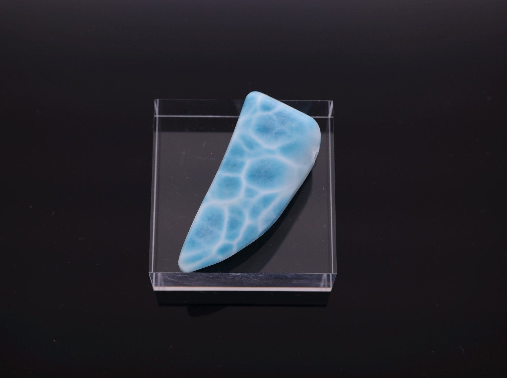 Larimar Schmuckstück | polierter Naturstein mit Bohrung für Kettenanhänger | aus der Dominikanischen Republik
