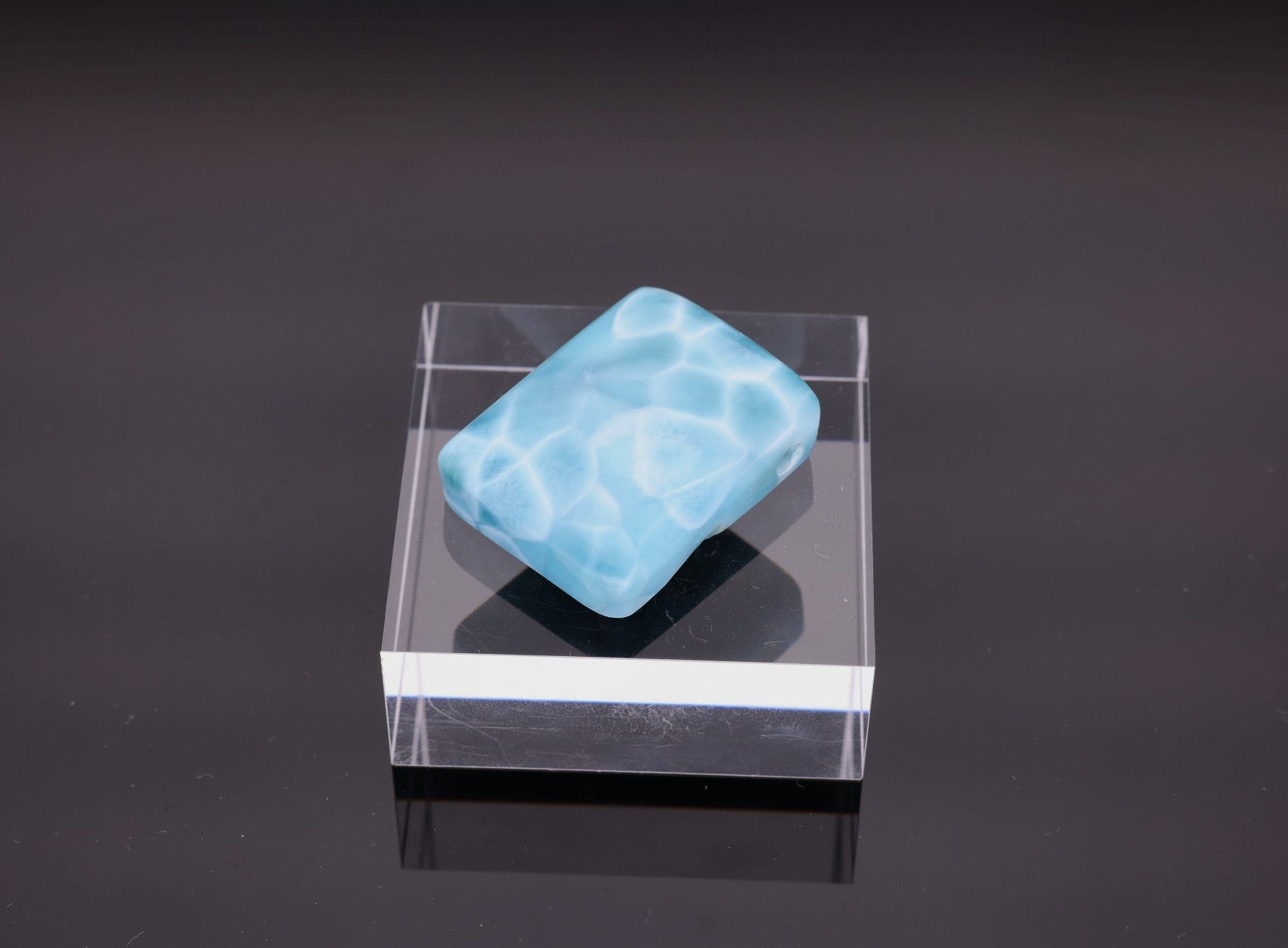 Larimar Schmuckstück | polierter Naturstein mit Bohrung für Kettenanhänger | aus der Dominikanischen Republik