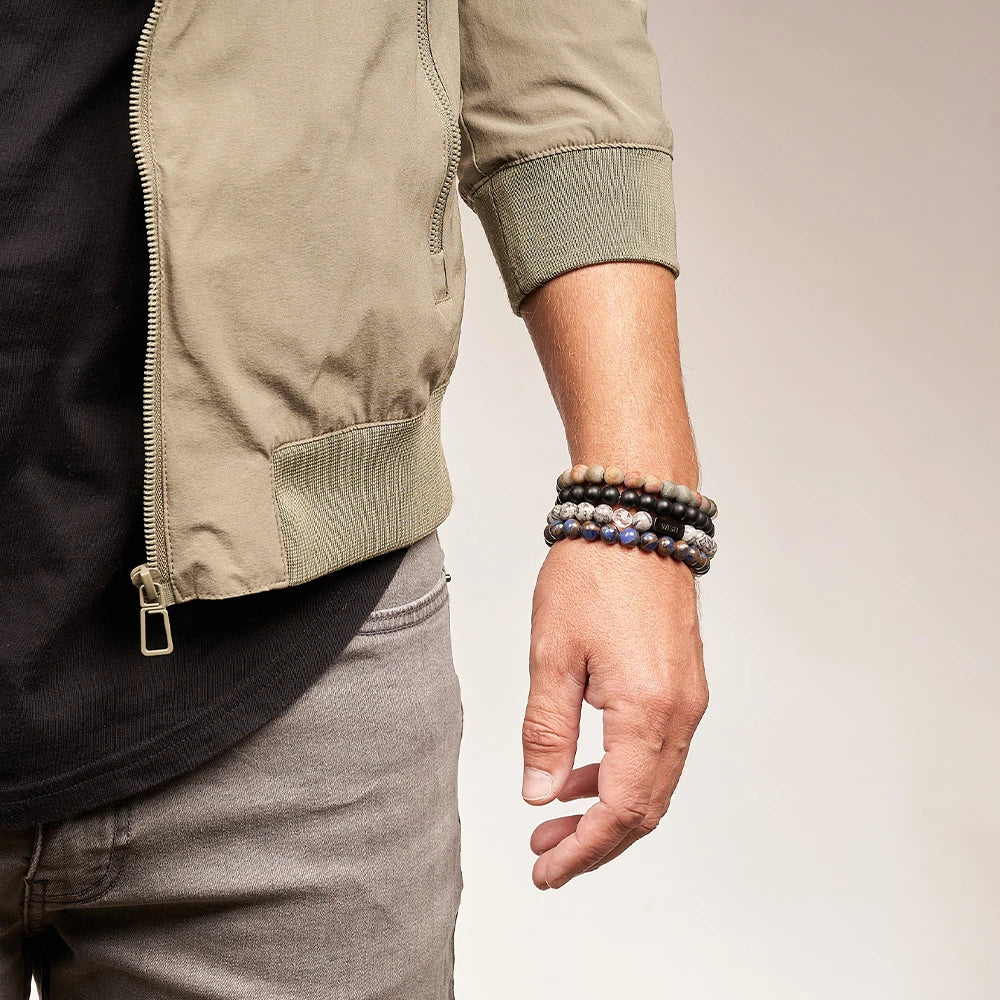 Männerarmband Blauer Achat am Handgelenk – Elegantes Accessoire mit natürlichem Look