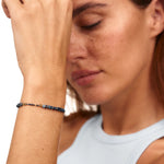 Mantra Bliss Deluxe – Stilvolles Armband am Handgelenk eines Models, ideal für den Alltag und besondere Anlässe.