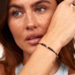 Mantra Success Deluxe – Kristall-Armband, präsentiert auf einer Hand mit vollständiger Körperansicht