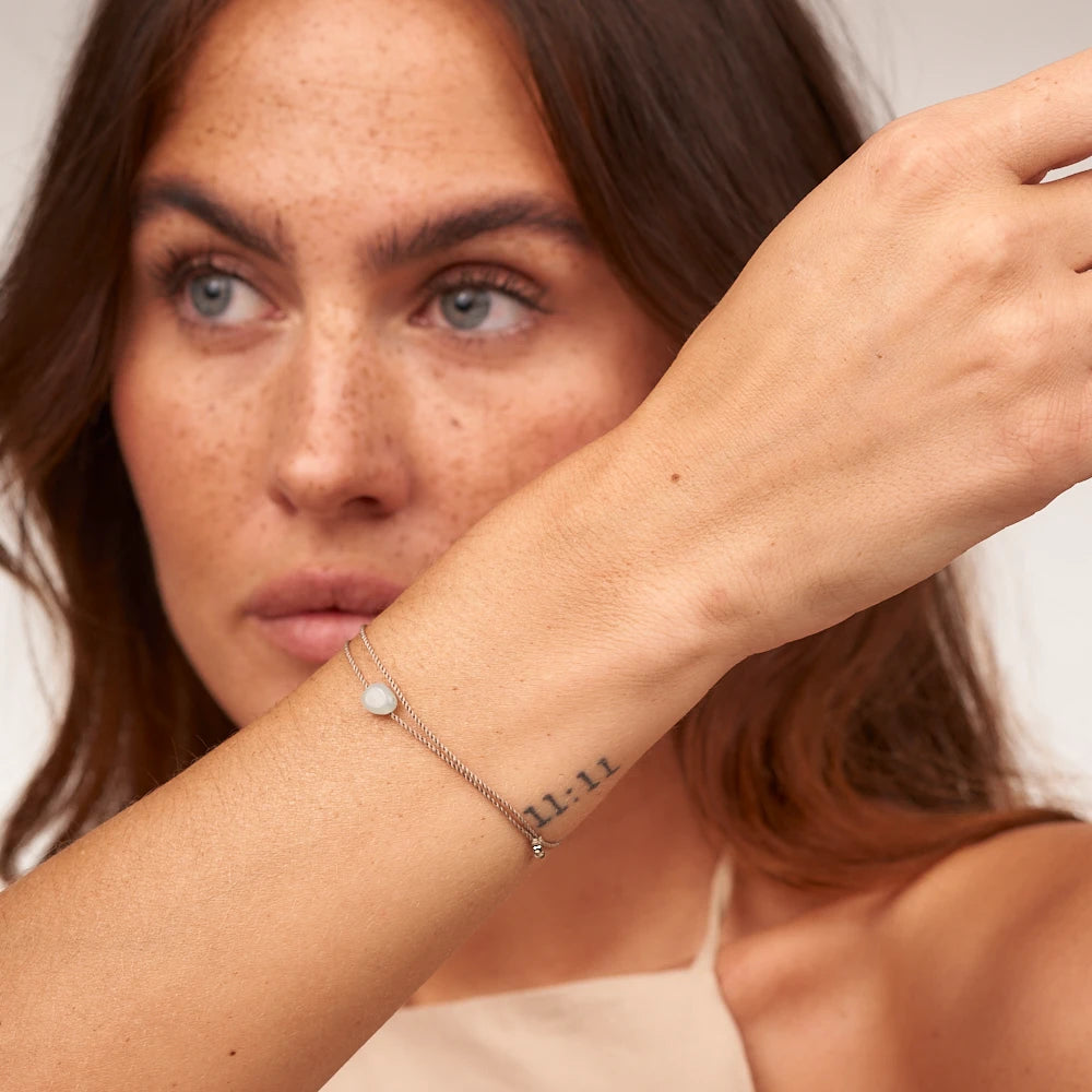 Skorpion Sternzeichen Armband 2023 – edles Schmuckstück in der Hand eines Models, nah am Körper gehalten