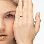 Wunsch Kristall RING – funkelnder Ring, elegant präsentiert auf der Hand vor dem Körper