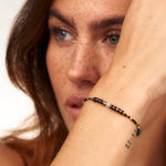 Mantra Success Deluxe – Elegantes Kristall-Armband, getragen am Handgelenk eines Models