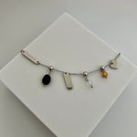 Believe & Trust Armband auf weißem Hintergrund – Elegantes Kristallarmband für Damen.