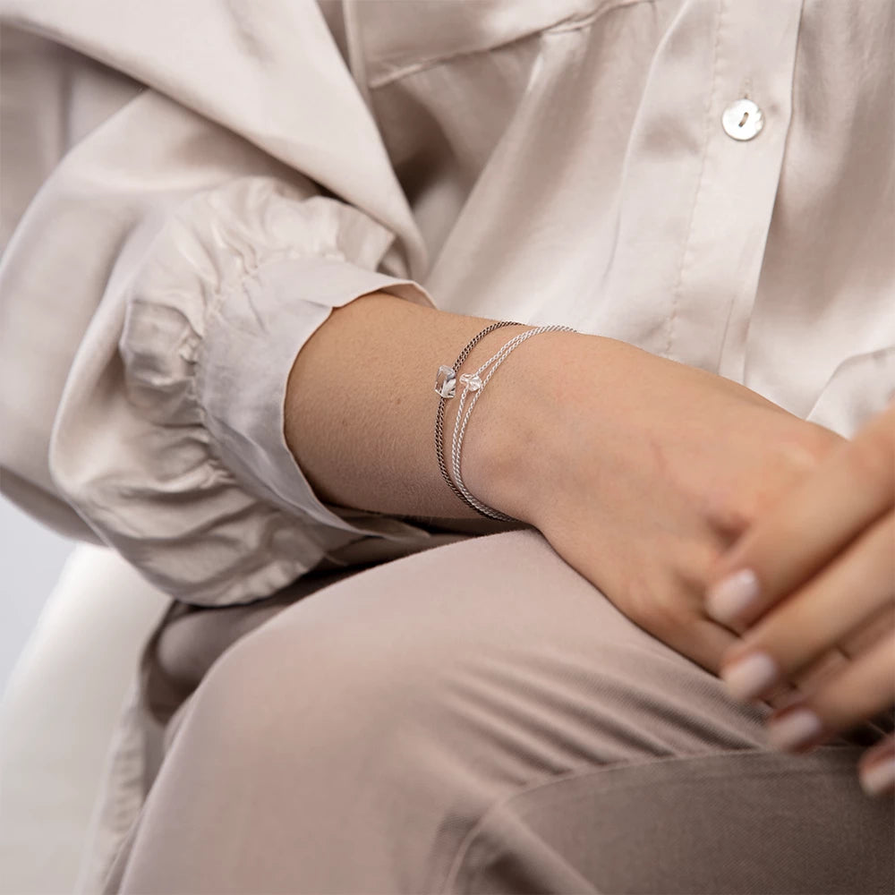 Wunsch Kristall Armband getragen am Handgelenk – stilvolles Schmuckstück für jeden Anlass.
