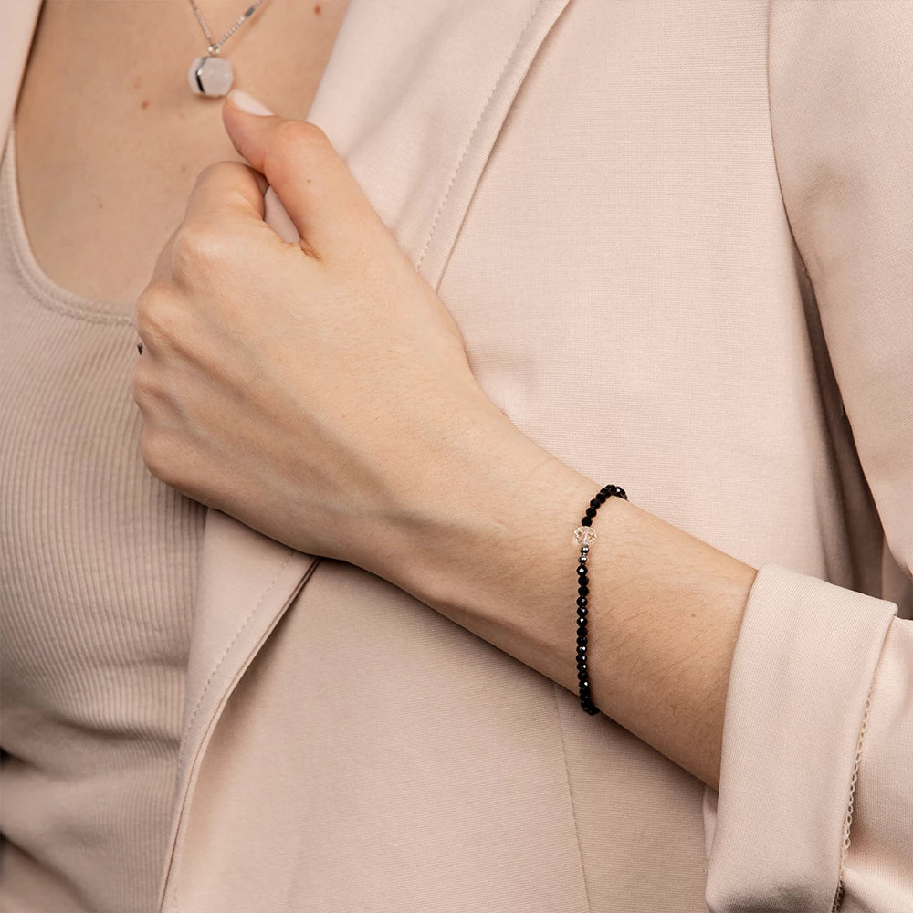Modell trägt das elastische Kristallarmband am Handgelenk – stilvoll und elegant.