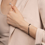 Modell trägt das elastische Kristallarmband am Handgelenk – stilvoll und elegant.