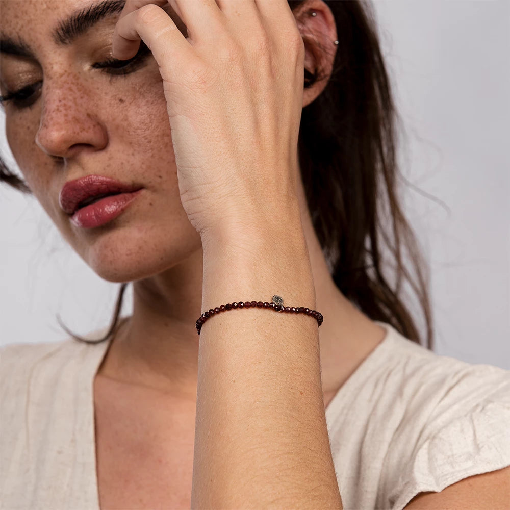 Handgefertigtes Granat Kristallarmband – elegant getragen am Handgelenk.