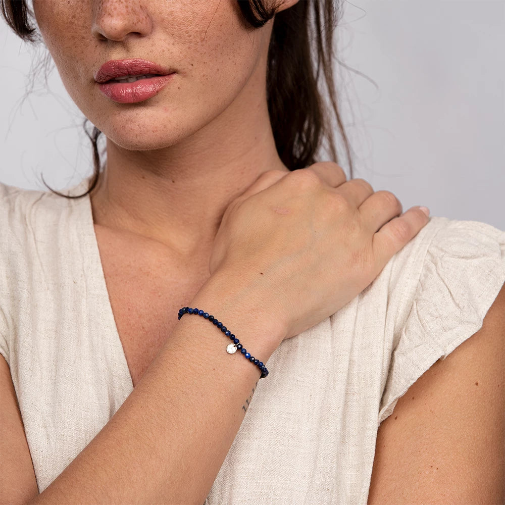  Lapislazuli Kristallarmband – stilvolles Accessoire für jeden Look.
