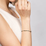 Moosachat Kristall Armband – Elegantes elastisches Armband getragen am Handgelenk.