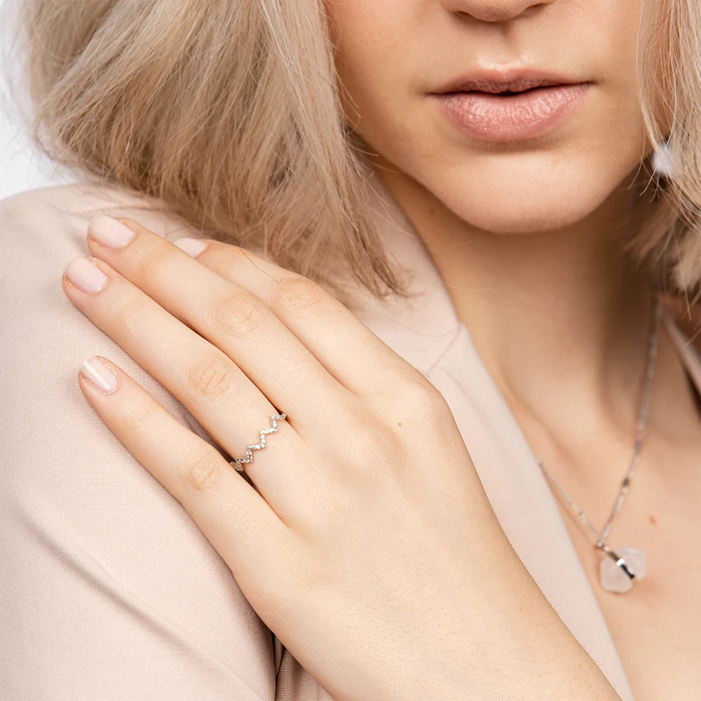 Edler Highs&Lows RING aus Silber oder Gold, stilvoll getragen an einer eleganten Hand