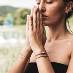 Mantra Armband Höheres Selbst – Am Handgelenk getragen, perfekt für einen eleganten und spirituellen Look.