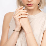 Mantra_Armband_Wohlstand Zweihändige Produktbildanzeige