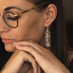 Crystal Rockstar Ohrringe – Elegante Kristall-Ohrringe, getragen auf der Hand in einer stilvollen Ganzkörperansicht.