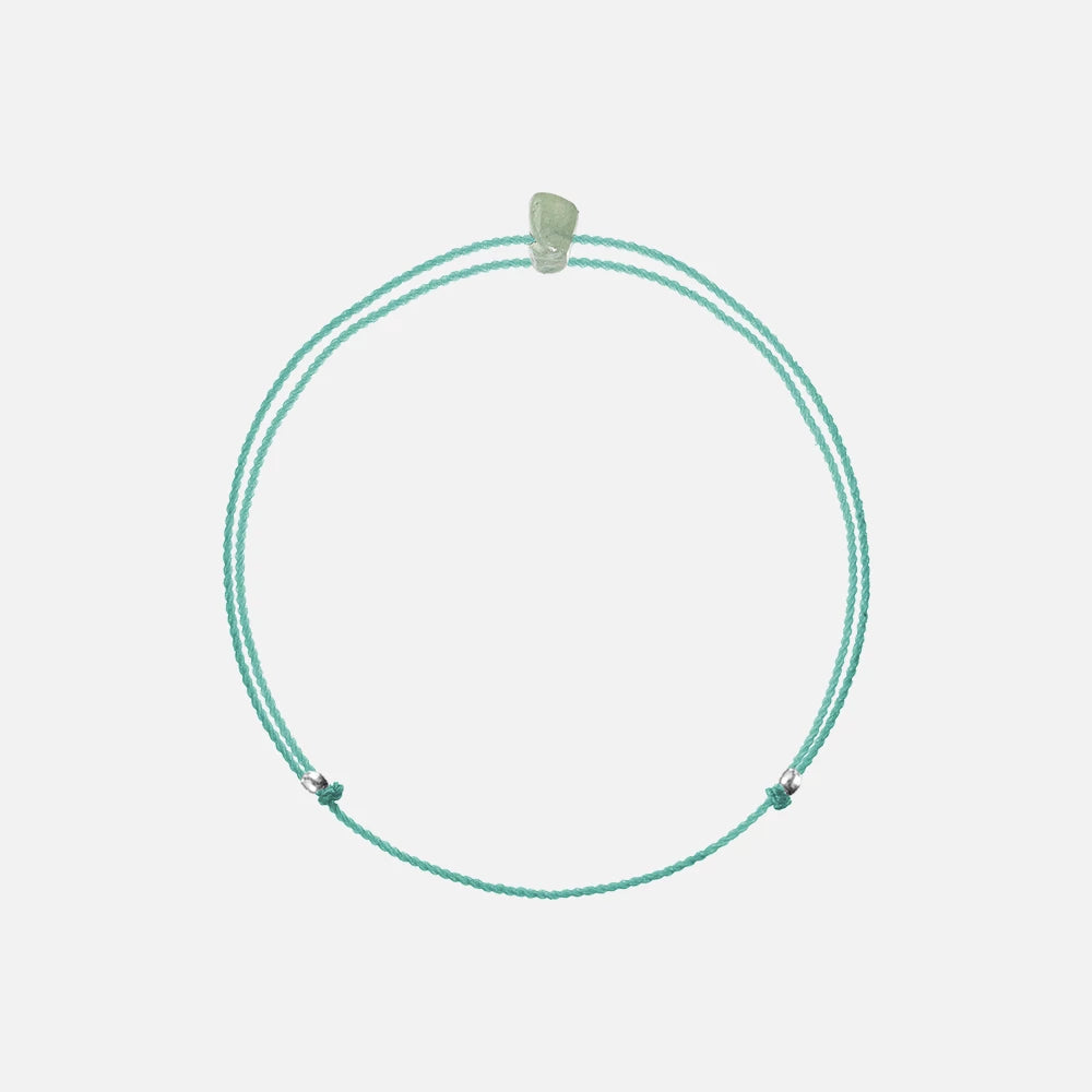 Jungfrau Sternzeichen Armband aus Kristall auf weißem Hintergrund – elegantes Design für Damen.