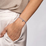 Schütze Sternzeichen Armband getragen am Handgelenk – elegantes und stilvolles Schmuckstück mit Kristallen.