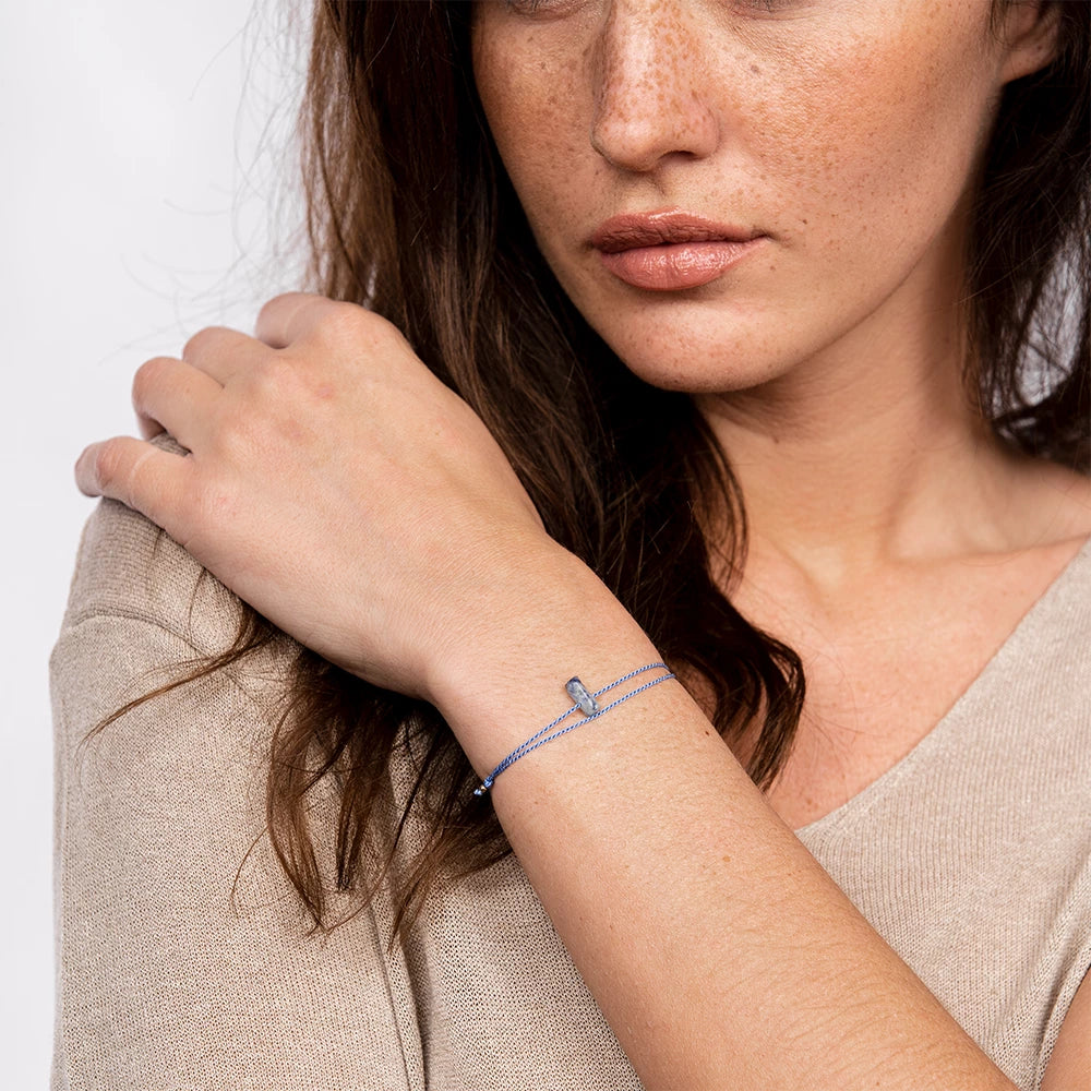  Schütze Sternzeichen Armband getragen am Handgelenk – elegantes und stilvolles Schmuckstück mit Kristallen.
