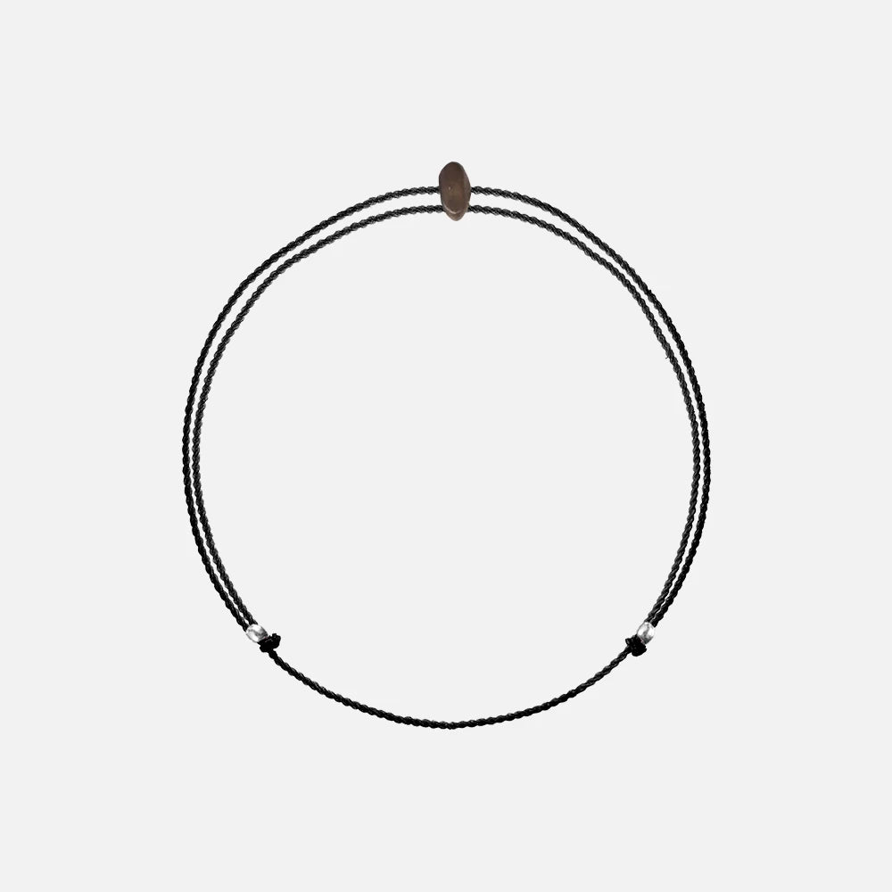Zwilling Sternzeichen Armband – Feines Kristallarmband mit verstellbarem Band auf weißem Hintergrund.