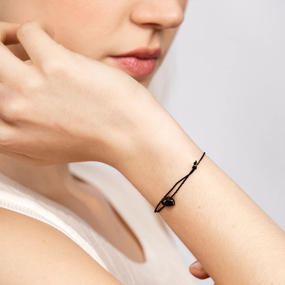 Zwilling Sternzeichen Armband am Handgelenk, präsentiert in einem vollständigen Körperbild für stilvolle Inspiration.