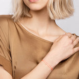Wunsch Kristall Armband getragen am Handgelenk – stilvolles Schmuckstück für jeden Anlass.