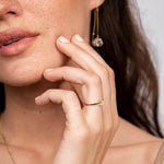 Wunsch Kristall RING – funkelnder Ring, elegant präsentiert auf der Hand vor dem Körper