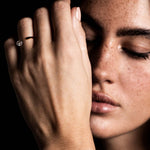 Wunsch Kristall RING – funkelnder Ring, elegant präsentiert auf der Hand vor dem Körper