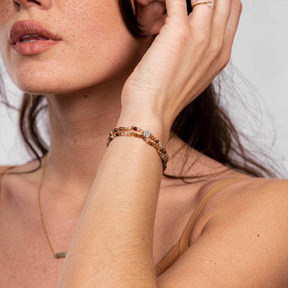 Fantastic Elastic - AchatBraun Kristalle! Armband aus braunem Achat auf weißem Hintergrund.
