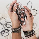 Modell trägt das elastische Kristallarmband am Handgelenk – stilvoll und elegant.
