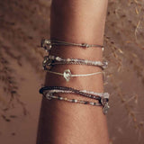 Handgefertigtes Kristallarmband – elegant getragen am Handgelenk.